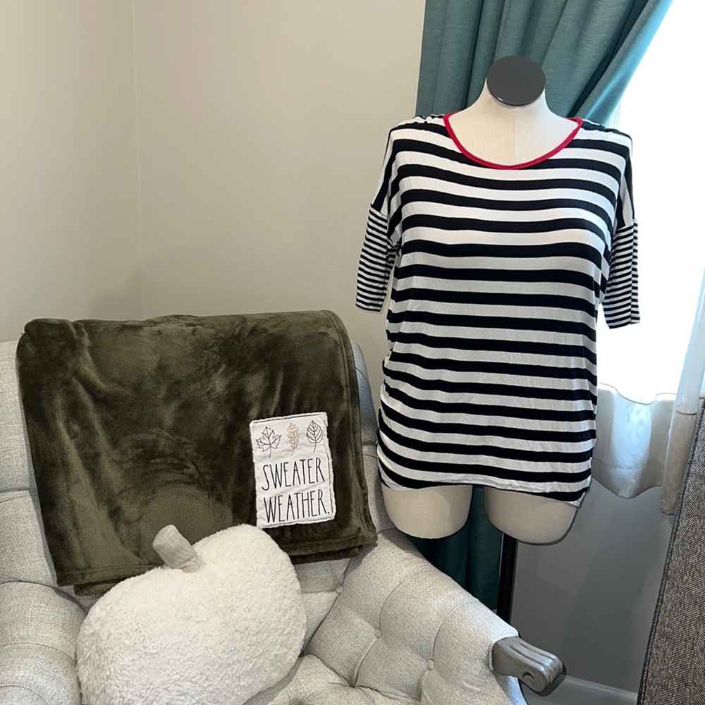 LulaRoe Irma Tunic S 🖤🤍❤️